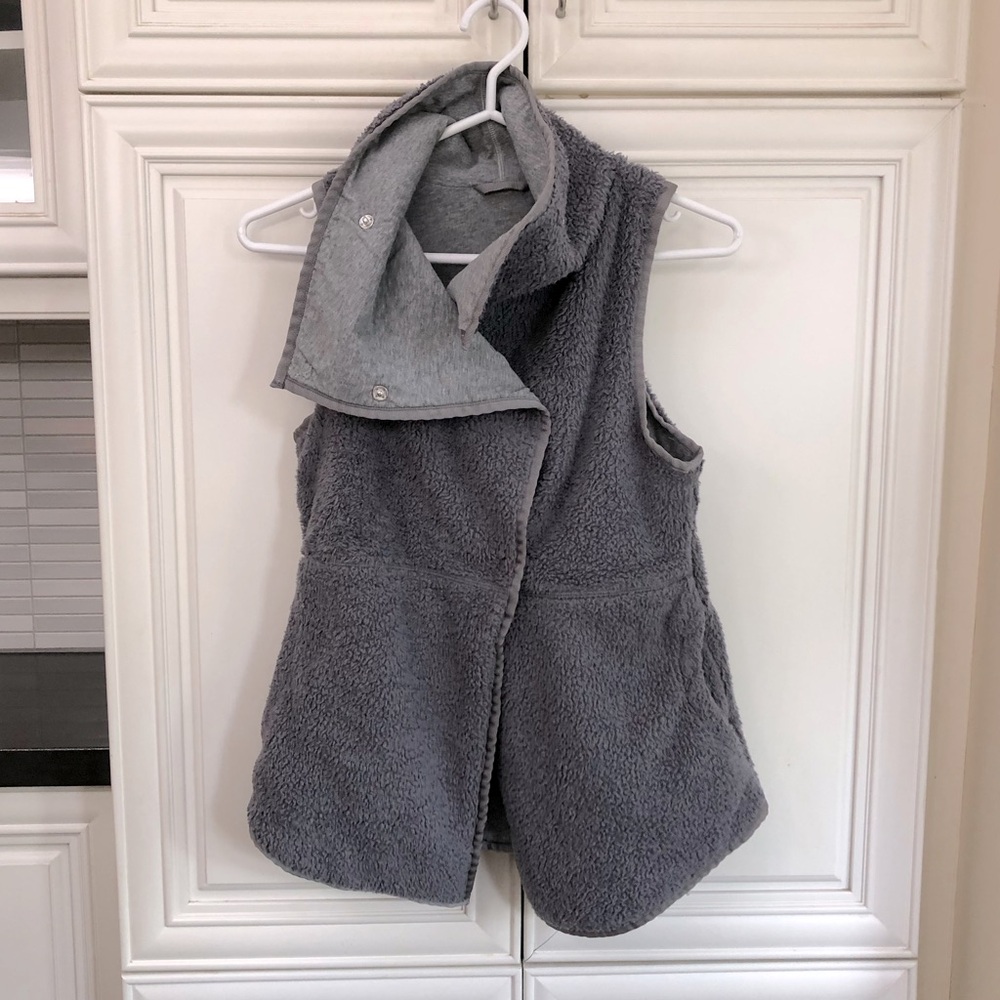 Ivivva by Lululemon girl’s reversible fuzzy vest